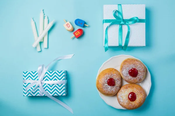 Símbolos de hanukkah sobre fondo azul —  Fotos de Stock