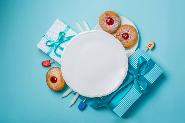 Symbols of hanukkah on blue background — Stock Photo, Image