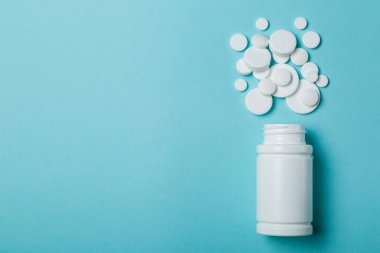 Tıbbi kavramı - farklı şekil beyaz hap mavi zemin üzerine