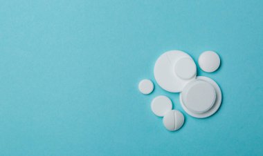 Tıbbi kavramı - farklı şekil beyaz hap mavi zemin üzerine