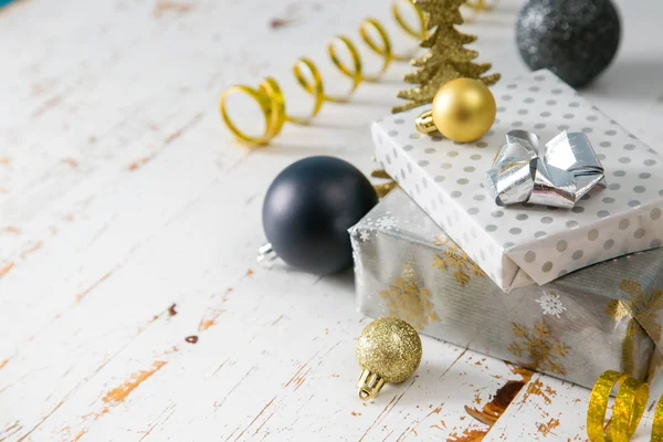 Різдвяна вечірка - срібні, золоті та чорні прикраси — стокове фото