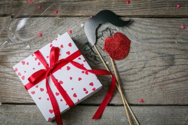 Sevgililer günü kavramı - sunar, şeker, rustik ahşap arka plan üzerinde gözlük