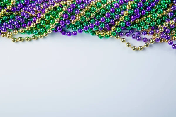 Mardi gras carnival bakgrund - pärlor och mask — Stockfoto