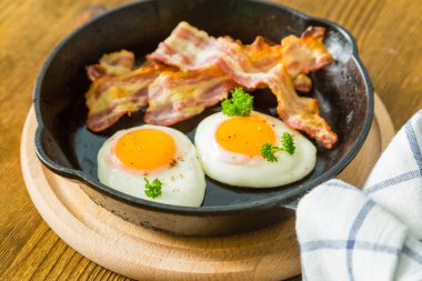 Yumurta kadar güneşli tarafı ile Amerikan kahvaltısı pastırma