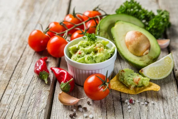 Saus Guacamole dan indredien — Stok Foto