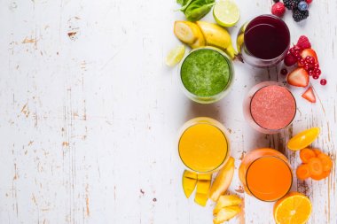 Rustik ahşap arka plan üzerinde renkli smoothies yelpazesi