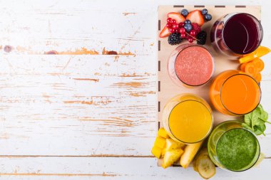 Rustik ahşap arka plan üzerinde renkli smoothies yelpazesi