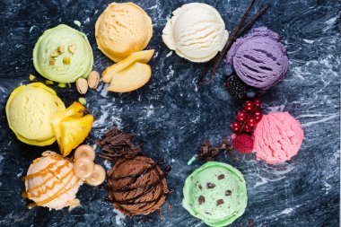 Seçim mermer arka plan üzerinde renkli dondurma kaşık toz