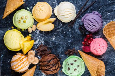 Seçim mermer arka plan üzerinde renkli dondurma kaşık toz