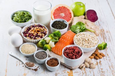 Superfoods rustik arka plan üzerinde seçim