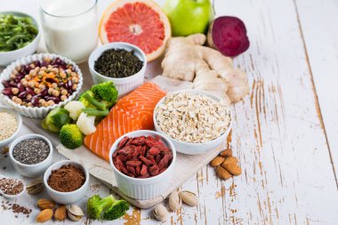 Superfoods rustik arka plan üzerinde seçim