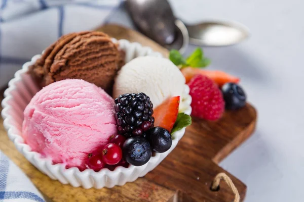 Auswahl an bunten Eiskugeln in weißen Schalen — Stockfoto