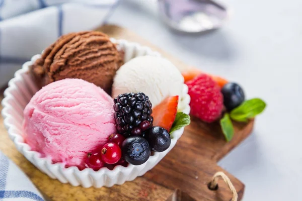 Выбор разноцветных шариков для мороженого в белых мисках — стоковое фото