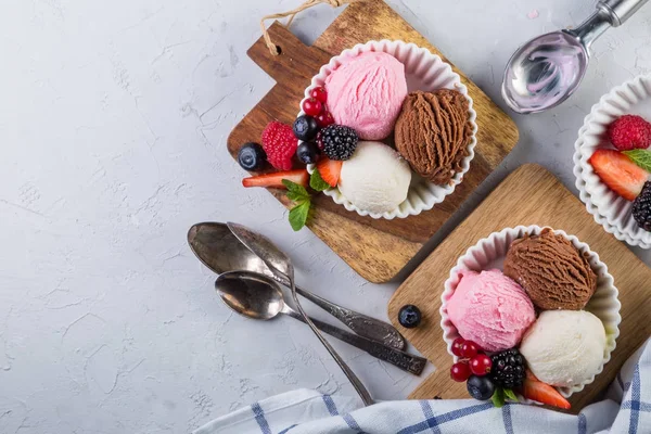 Selección de coloridas cucharadas de helado en cuencos blancos —  Fotos de Stock