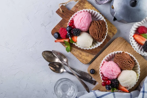 Выбор разноцветных шариков для мороженого в белых мисках — стоковое фото