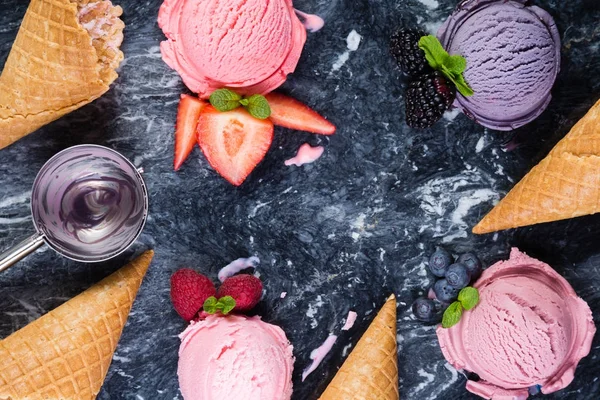 Selectie van kleurrijke bessen ijs op marmeren achtergrond — Stockfoto