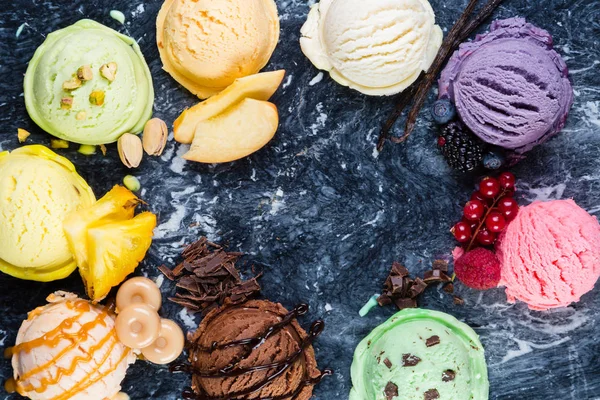 Вибір барвистих морозива на мармуровому фоні — стокове фото