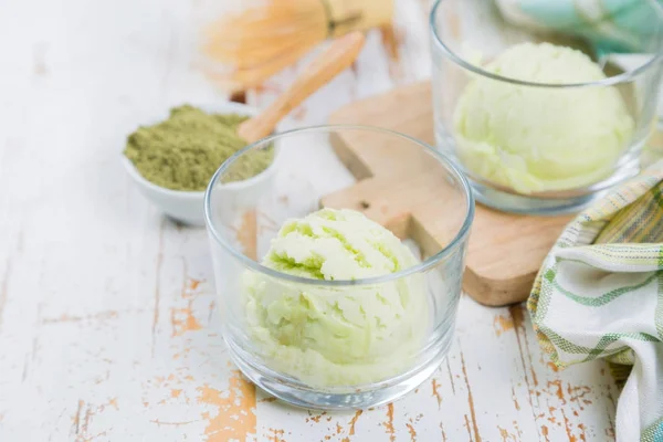 Matcha te glass på vit trä bakgrund — Stockfoto