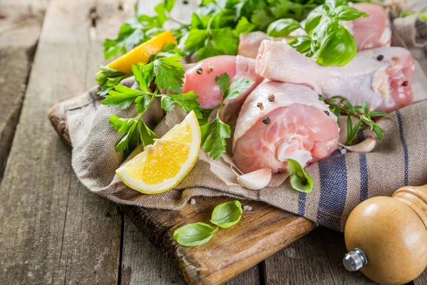 Rohe Hühnerkeulen für bbc mit Kräutern und Gewürzen — Stockfoto