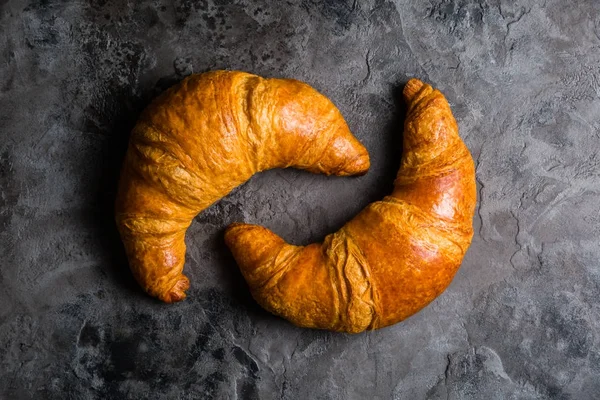 Croissants sur fond rustique — Photo