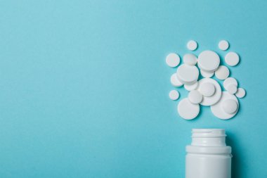 Tıbbi kavramı - farklı şekil beyaz hap mavi zemin üzerine