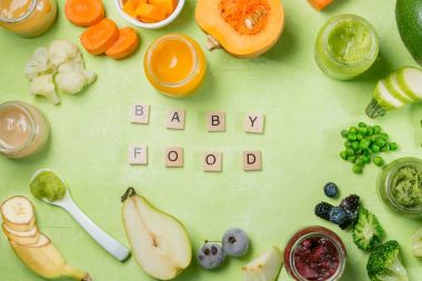 Cam kavanozlarda renkli bebek maması purees