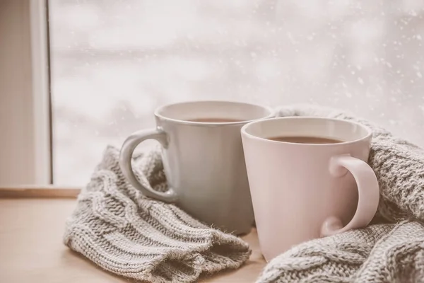 Концепция Дня Святого Валентина - две чашки чая на фоне снега — стоковое фото