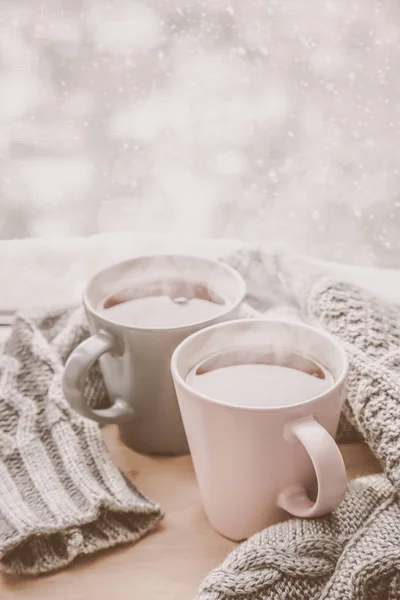 Concepto de San Valentín - dos tazas de té frente al fondo de nieve —  Fotos de Stock