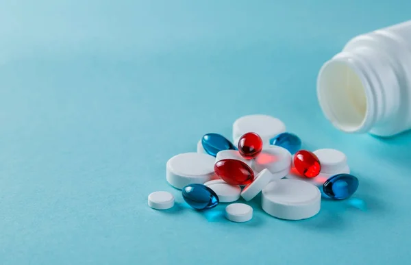 Concepto médico - diferentes formas de píldoras blancas, rojas, azules — Foto de Stock