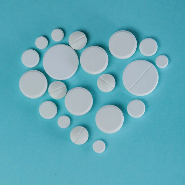 Concepto médico - corazón hecho de píldoras blancas — Foto de Stock