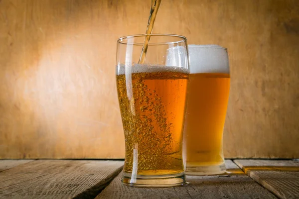 Birra in tazze ghiacciate su sfondo rustico — Foto Stock