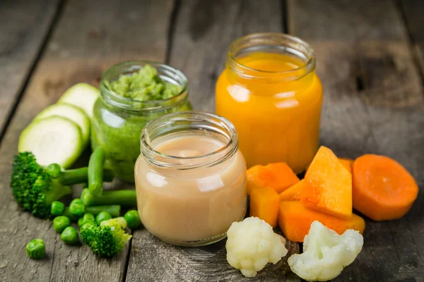 Purés coloridos de alimentos para bebés en frascos de vidrio — Foto de Stock