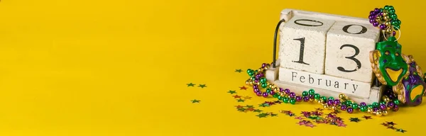 Mardi gras carnival bakgrund - pärlor och mask — Stockfoto