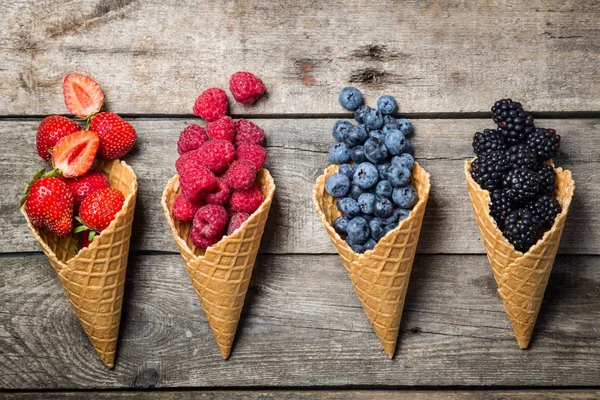 Dondurma koni yaz meyveleri yelpazesi