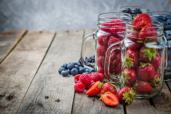 Μούρα σε γυάλινα βάζα - σπιτική μαρμελάδα, smoothie, χαμηλά λιπαρά επιδόρπιο — Φωτογραφία Αρχείου