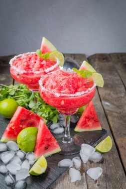 Limon ve nane ile karpuz margarita