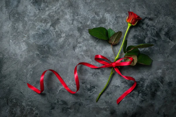 Valentin-nap koncepciót - ajándékok, a virágok és a szemüveg — Stock Fotó