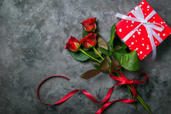 Concepto de San Valentín - regalos, flores y vasos — Foto de Stock