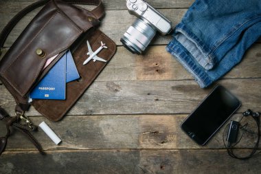 Seyahat kavramı - essencials, fotoğraf makinesi, telefon, uçak