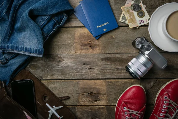 Koncept - essencials, fotoaparát, telefon, letadlo na cestách — Stock fotografie