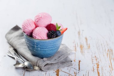 Berry dondurma taze meyve ile