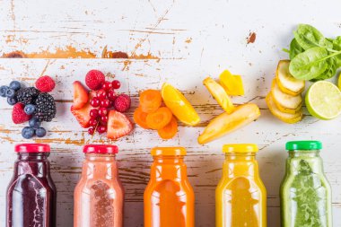 Rustik ahşap arka plan üzerinde renkli smoothies yelpazesi