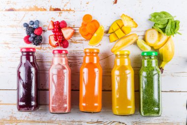 Rustik ahşap arka plan üzerinde renkli smoothies yelpazesi
