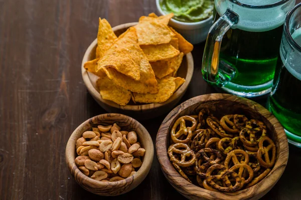 Festa de São Patrício - cerveja verde e aperitivos — Fotografia de Stock