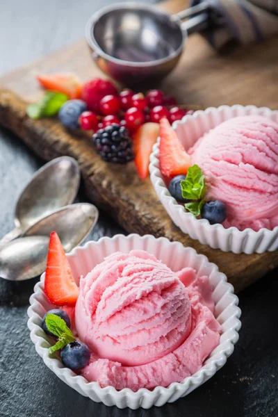 Berry glass med färska frukter — Stockfoto