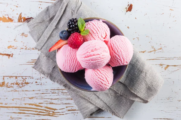 Berry παγωτό με φρέσκα φρούτα — Φωτογραφία Αρχείου