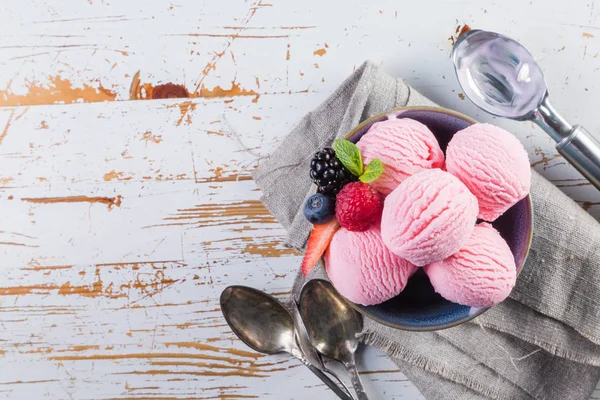 신선한 과일과 베리 아이스크림 — 스톡 사진