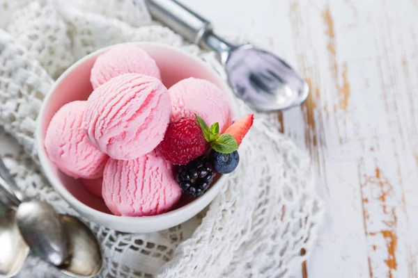 Helado de bayas con frutas frescas — Foto de Stock