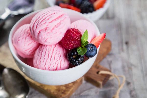 Sorvete de bagas com frutas frescas — Fotografia de Stock