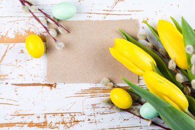 Paskalya kartı - süslemeleri rustik ahşap zemin üzerine